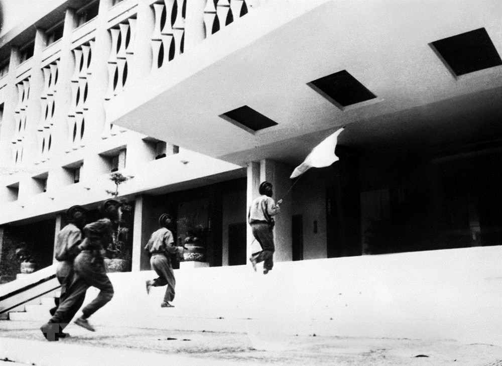 Bốn chiến sỹ đoàn Hương Giang tiến vào cắm cờ trên nóc phủ tống thống nguỵ quyền Sài Gòn ngày 30/4/1975 (Ảnh tư liệu)