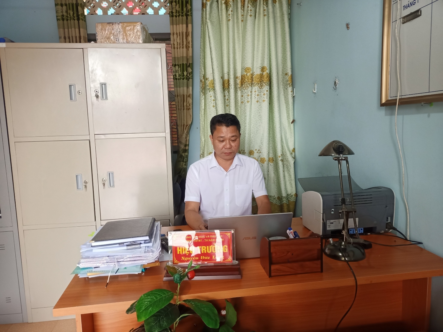 Thầy giáo: Nguyễn Đức Long  Bí thư chi bộ, Hiệu trưởng PTDTBT Tiểu học Nậm Ngám