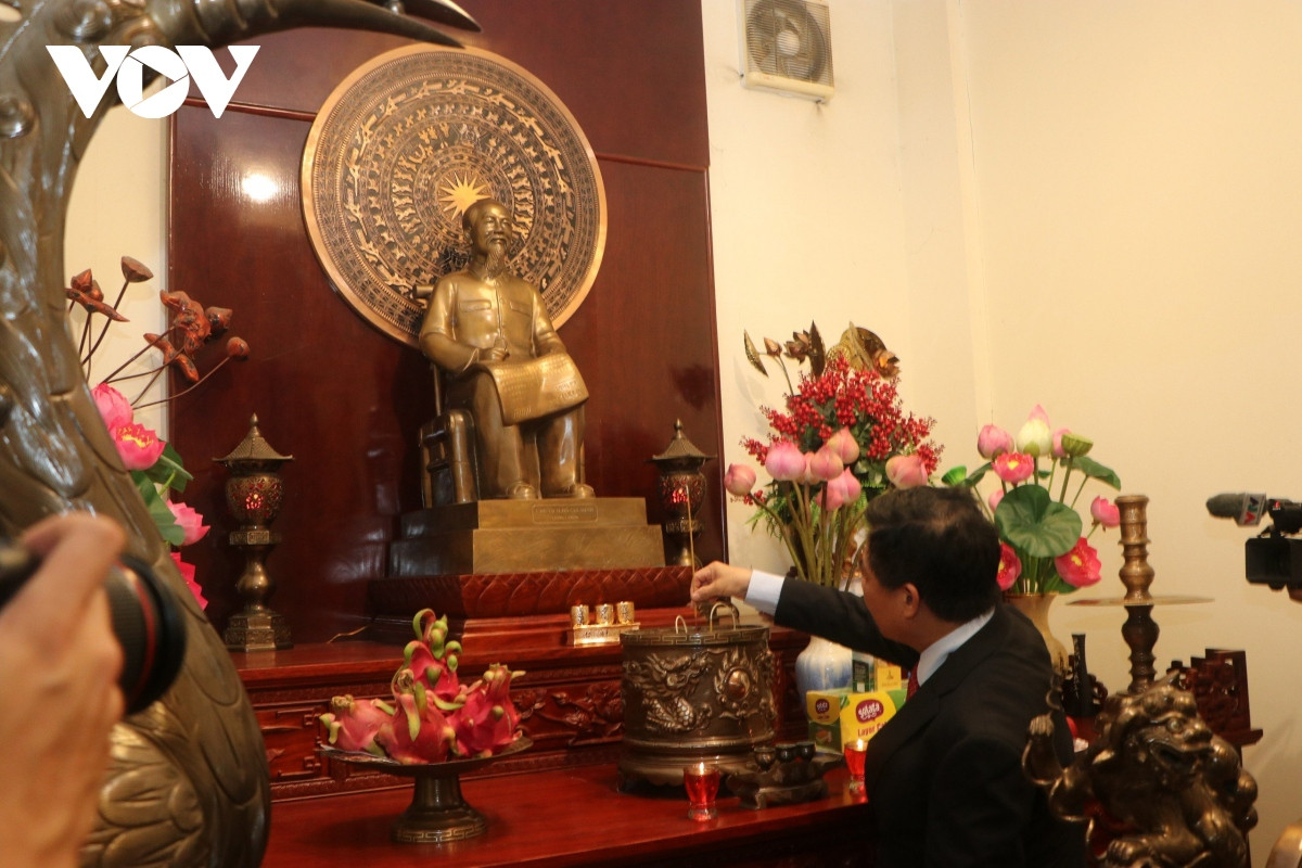 Bí thư Đảng ủy, Đại sứ đặc mệnh toàn quyền nước Cộng hòa XHCN Việt Nam tại Vương quốc Campuchia Nguyễn Huy Tăng dâng hương.