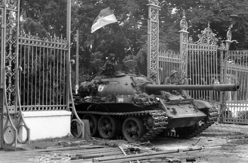 Xe tăng quân Giải phóng tiến vào chiếm Dinh Độc Lập ngày 30/4/1975 (Ảnh tư liệu)