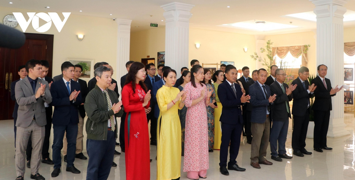 Các đaị biểu tham dự lễ dâng hương kỉ niệm ngày thành lập Đảng Cộng sản Việt Nam tại trụ sở Đại sứ quán Việt Nam ở Campuchia
