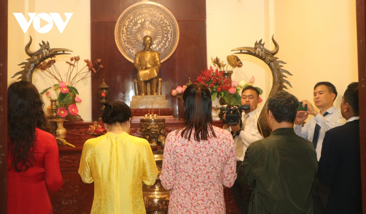 Các đại biểu đã thành kính dâng hương tại phòng thờ Chủ tịch Hồ Chí Minh.