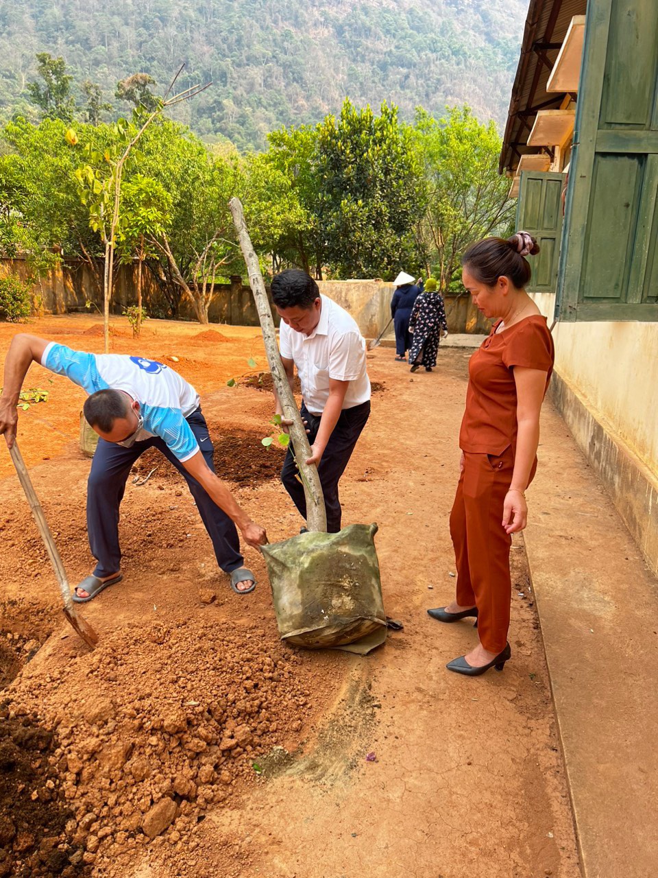 CÔNG TÁC VỆ SINH TRƯỚC KHI NGHỈ HÈ TẠI TRƯỜNG PTDT BT  TIỂU HỌC NẬM NGÁM